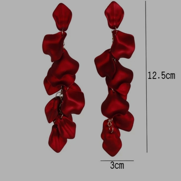 Rose petals dangling earrings - Picture 3 of 3
